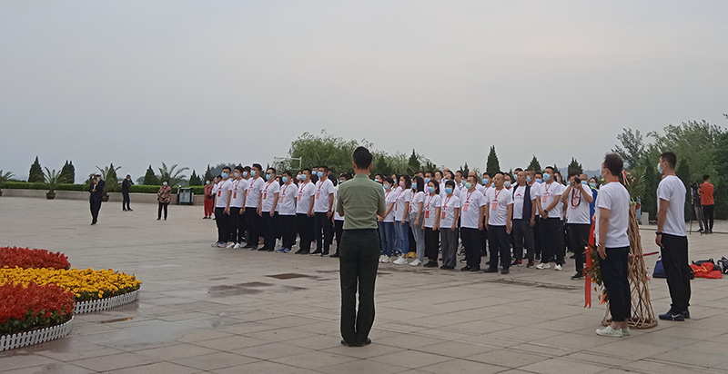敬獻花籃的儀(yi) 式