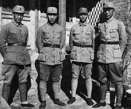 第一一五師師長林彪(左二)、副師長聶榮臻(右一)、參謀長周昆(左一)
