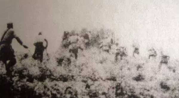 我軍(jun) 衝(chong) 向敵碉堡